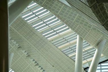 Ofis binasında soyut tavan, iç tasarım. Modern mimarinin detayları. Soyut inşa ediliyor. Bina arkaplanı.