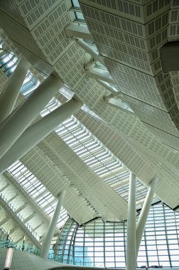 Ofis binasında soyut tavan, iç tasarım. Modern mimarinin detayları. Soyut inşa ediliyor. Bina arkaplanı.