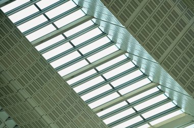 Ofis binasında soyut tavan, iç tasarım. Modern mimarinin detayları. Soyut inşa ediliyor. Bina arkaplanı.