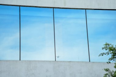 İş binasının pencereleri. Modern şehir binası. Soyut inşa ediliyor. Bina arkaplanı.