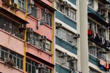 Hong Kong 'daki konutun penceresine yakın çekim. Hong Kong 'un manzarası. Şehir gelişimi. Modern mimarinin detayları. Soyut inşa ediliyor. Bina arkaplanı.