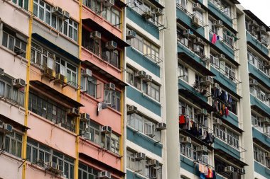Hong Kong 'daki konutun penceresine yakın çekim. Hong Kong 'un manzarası. Şehir gelişimi. Modern mimarinin detayları. Soyut inşa ediliyor. Bina arkaplanı.
