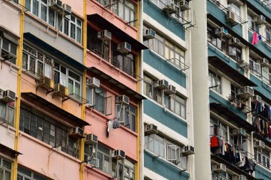 Hong Kong 'daki konutun penceresine yakın çekim. Hong Kong 'un manzarası. Şehir gelişimi. Modern mimarinin detayları. Soyut inşa ediliyor. Bina arkaplanı.