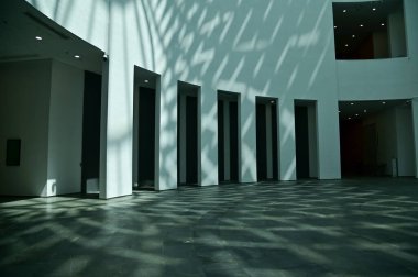 Duvara yakın çekim, modern mimarinin iç mimarisi, modern şehir binası. İç dizayn. Modern mimarinin detayları. Soyut inşa ediliyor. Bina arkaplanı.