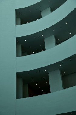 Duvara yakın çekim, modern mimarinin iç mimarisi, modern şehir binası. İç dizayn. Modern mimarinin detayları. Soyut inşa ediliyor. Bina arkaplanı.