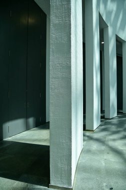 Duvara yakın çekim, modern mimarinin iç mimarisi, modern şehir binası. İç dizayn. Modern mimarinin detayları. Soyut inşa ediliyor. Bina arkaplanı.