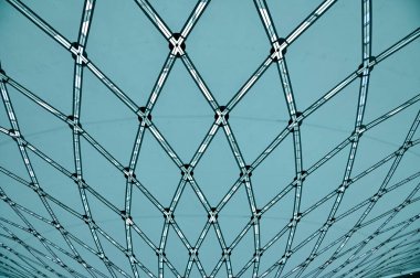 Binanın tavanının alçak açılı görüntüsü. Modern mimari, modern şehir binası. İç dizayn. Modern mimarinin detayları. Soyut inşa ediliyor. Bina arkaplanı.