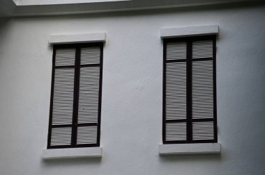İş binasının pencereleri. Modern şehir binası. Soyut inşa ediliyor. Bina arkaplanı.