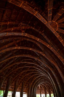 Modern mimarinin iç mimarisi, modern tasarım. Bambu mimarisi, iç tasarım. Modern mimarinin detayları. Soyut inşa ediliyor. Bina arkaplanı.