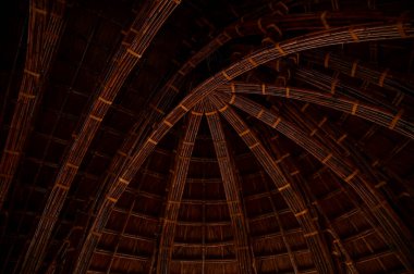 Modern mimarinin iç mimarisi, modern tasarım. Bambu mimarisi, iç tasarım. Modern mimarinin detayları. Soyut inşa ediliyor. Bina arkaplanı.