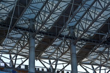 Stadyumun tavanına yakın çekim. Modern mimari, modern şehir binası. Dış tasarım. Modern mimarinin detayları. Soyut inşa ediliyor. Bina arkaplanı.