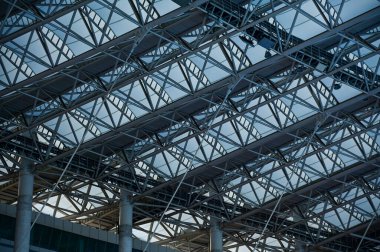 Stadyumun tavanına yakın çekim. Modern mimari, modern şehir binası. Dış tasarım. Modern mimarinin detayları. Soyut inşa ediliyor. Bina arkaplanı.