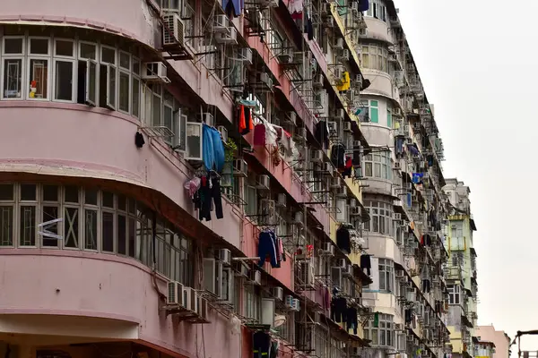 Hong Kong 'daki konutun penceresine yakın çekim. Hong Kong 'un manzarası. Şehir gelişimi. Modern mimarinin detayları. Soyut inşa ediliyor. Bina arkaplanı.