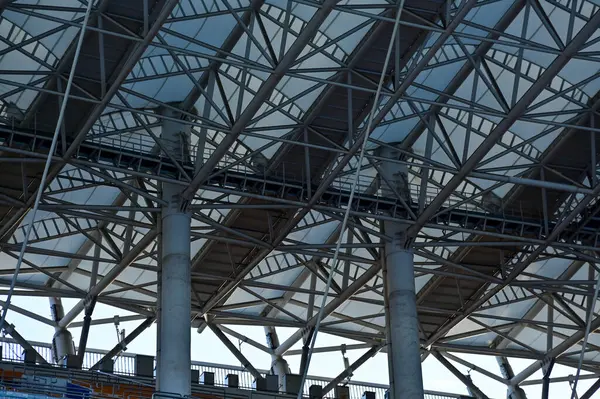 Stadyumun tavanına yakın çekim. Modern mimari, modern şehir binası. Dış tasarım. Modern mimarinin detayları. Soyut inşa ediliyor. Bina arkaplanı.
