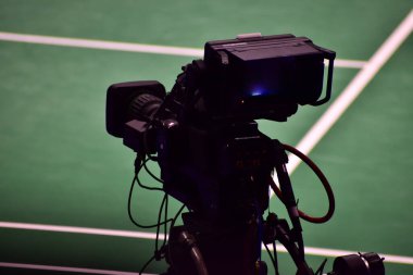 Spor müsabakasında video çekimi için dijital kamera. Spor müsabakalarındaki yarışmayı kaydetmek için TV kamerası. TV Profesyonel Stüdyo Dijital Video Kamera.