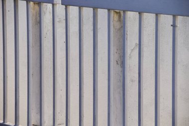 Metal kıvrımlı tahtaya yakın çekim. Çitli tahtadan. Metal çitin dokusu. Arkaplan kullanımı için.