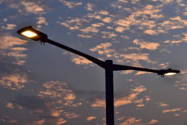 Sokak lambasına yakın çekim. Açık havada aydınlatma. Ampul. Şehirde ışıklandırma var. Lamppost konsepti. Şehir manzarası. Işıklandırma ekipmanı.