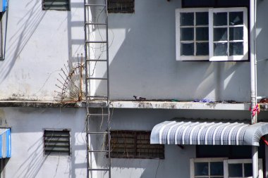 Bangkok, Tayland 'daki konut binasına yakın çekim. Dış bina inşa ediliyor. Bangkok şehir manzarası, sokak manzarası. Seyahat ve şehir manzarası kavramı.