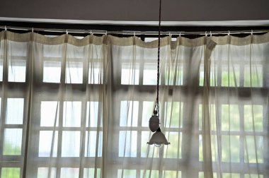 Kapalı alandaki ışıklandırmaya yakın çekim. Ampul. İç tasarım, dekorasyon. Işıklandırma ekipmanı.