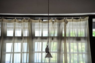 Kapalı alandaki ışıklandırmaya yakın çekim. Ampul. İç tasarım, dekorasyon. Işıklandırma ekipmanı.