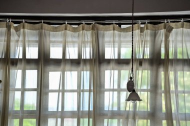 Kapalı alandaki ışıklandırmaya yakın çekim. Ampul. İç tasarım, dekorasyon. Işıklandırma ekipmanı.