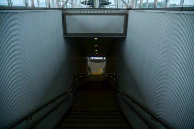 Japonya, Nagoya 'daki linimo istasyonunun merdivenlerine bakıyorum. Seyahat kavramı.