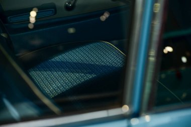 Antika bir arabanın iç kısmının ayrıntıları. Retro araba. Eski direksiyona yakın çekim, konsol, koltuklar, retro arabanın içi. Klasik bir klasik arabanın içi.