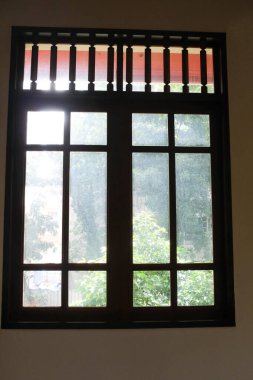 Ağaç sahnesiyle pencereden bak. Pencereden bahçeye bak. Ağaçlara bakan pencere. Doğa sahnesi. Doğa, ağaç arkaplanı.