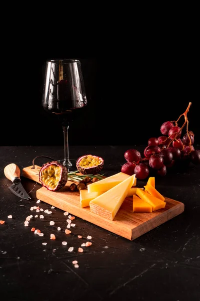 Copo Vinho Placa Queijo Fundo Degustação Queijo Comida Italiana — Fotografia de Stock