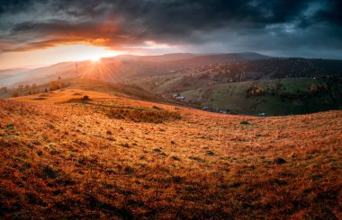 Osturnia 'dan Panorama, gün doğumunda Slovakya dağları, Tatra Dağları manzarası.
