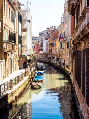 Venedik, İtalya. Tüm dünyada bilinen kanallar var. Dünyanın en ünlü yerlerinden biri, James Bond gibi büyük filmlerin yeri..