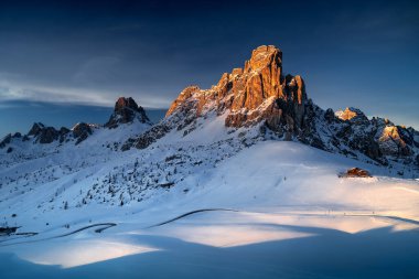 Kış Alpleri. Güneş doğmadan hemen önce. İnanılmaz Dolomitler. Passo Giau 'nun kışın karlı manzarası, Dolomitler, İtalya. Burası Cortina d 'Ampezzo yakınlarında..