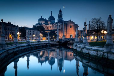 İtalya, Padova 'da Prato della Valle ve Basilica Santa Giustina meydanına bakın. Padua 'nın en ünlü meydanında sabah.