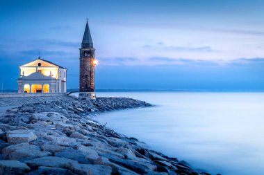 Santuario della Madonna Dell 'Angelo, Caorle, İtalya' ya bakın. Caorle, Venedik 'in Venedik bölgesinde bir İtalyan şehridir..
