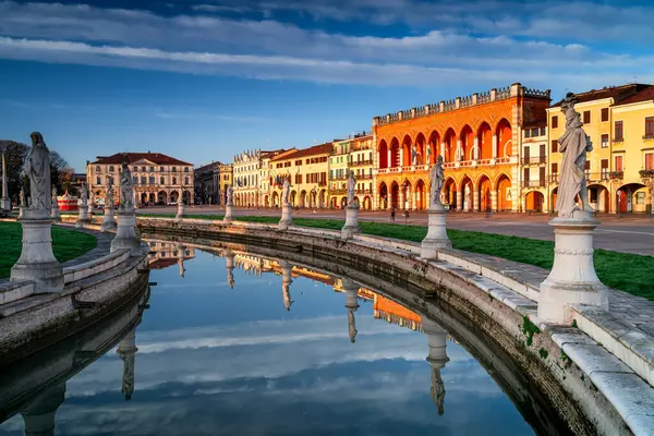 İtalya, Padua 'da güneş doğduktan sonra Prato della Valle Meydanı' nda. İtalya, Padova 'nın Prato della Valle Meydanı ile şehir manzarası.