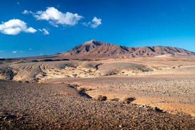 Lanzarote adasının inanılmaz volkanik manzarası. Günbatımından önce Lanzarote 'de volkanlar.