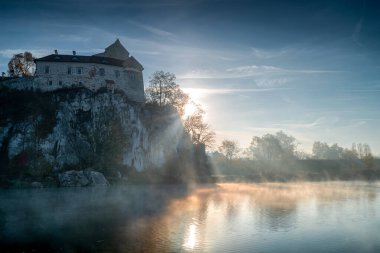 Krakow yakınlarında sisli bir sabah, Tyniec, Polonya. Fotoğrafta, Tyniec 'teki nehir ve Benedictine Manastırı..