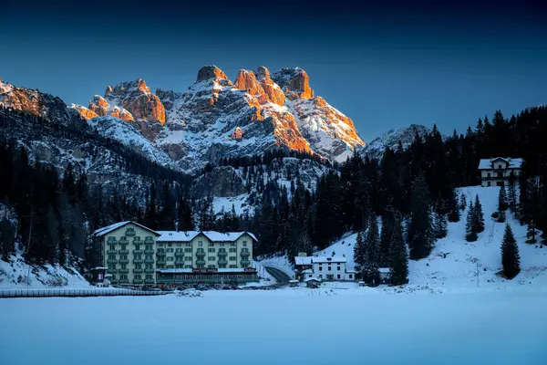 stock image Lake Misurina, beautifully illuminated high peaks of the Dolomites. A place not far away Cortina d'Ampezzo