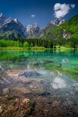 Julian Alplerindeki suyun gök mavisi. Lago Superiore Di Fusine. Friuli venezia giulia, Tarvisio, İtalya. İtalya 'nın vahşi manzarası.