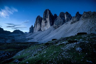 Sabahın köründe Tre Cime di Lavaredo. Dolomitlerin ünlü duvarları. Cortina d 'Ampezzo yakınlarında harika bir yer, Belluno ili. Dolomitler Unesco.