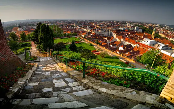 Graz, Avusturya 'nın ikinci büyük şehri. Güneşin doğuşu tüm şehri gösteriyor..