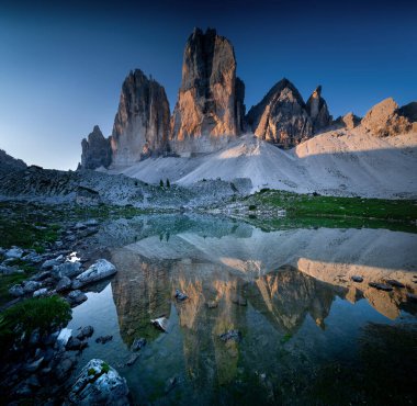 Belluno yakınlarındaki ünlü Tre Cime di Lavaredo duvarları. İtalya 'daki Auronzo dağ kulübesinin yanında bir yer. Cortina d 'Ampezzo köyünün yanında..