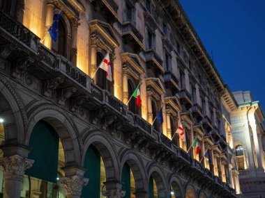 Milano 'nun merkezindeki Duomo Meydanı' nda bayraklı bir bina. Galleria Vittorio Emanuele II, Milano.