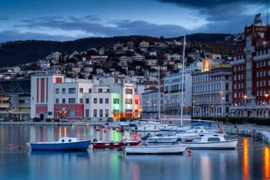 İtalya, Friuli-Venezia Giulia, limana demir atmış tekneler. İtalya 'nın Trieste şehrinin sabah manzarası.