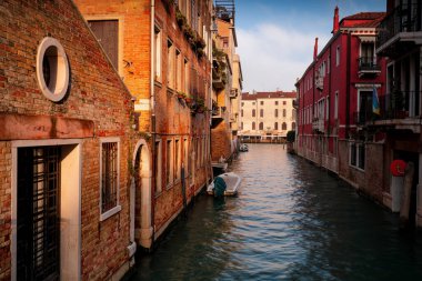 Geleneksel caddenin klasik manzarası sabah meşhur Canal Grande 'de, Venedik, İtalya. Avrupa 'daki renkli tarihi binalar.