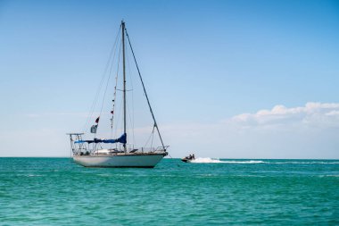 Turkuaz suda yelken açıyorum. Karayip Denizi 'nde yalnız bir yelkenli..