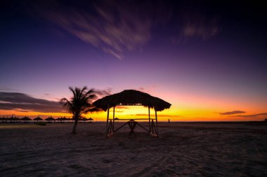 Tipik bir cennet adası manzarası. Cennette inanılmaz renkli bir gün batımı. Karayipler.