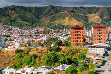Caracas, Venezuela 'daki yüksek binaların manzarası. Güney Amerika şehri dağlarla çevrili..