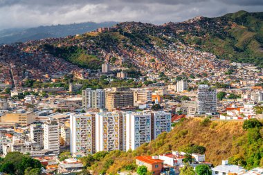 Caracas, Venezuela. Başkentin manzarası. Dağların altındaki evler.