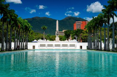 Paseo Los Proceres Caracas, Venezuela. Dağlar arasında bir şehir.